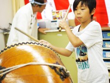 交流イベントを和太鼓で盛り上げる男の子